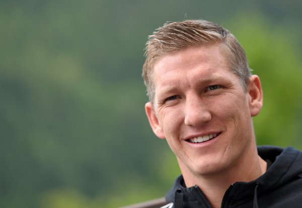 Schweinsteiger: Neuer vẫn có thể đại diện cho đội Đức, nói chuyện nghiêm túc với anh ấy về sự trở lạ
