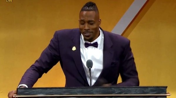 Bài phát biểu của Howard Hall of Fame đã cắt ra cảnh quay cận cảnh của James: LeBron ở đây